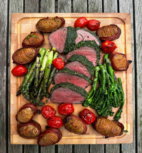 Ossenhaas met kruidenkorst en hasselback aardappeltjes met geroosterde groenten 